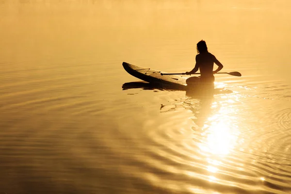 Silhouette Homme Fort Assis Sur Une Planche Manger Utilisant Une — Photo