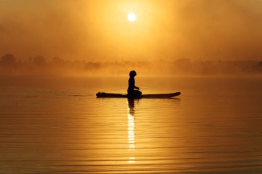 Güçlü sağlıklı adam kürekle yüzüyor.