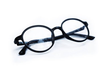 Beyaz arka planda izole edilmiş şık Siyah çerçeveli gözlükler. Siyah çerçeve Şık gözlük