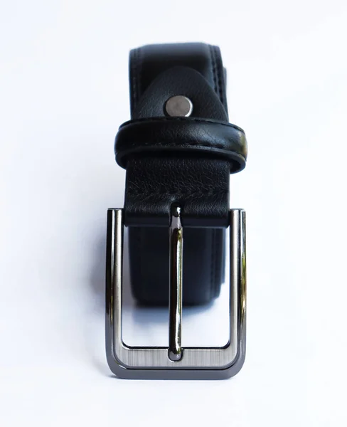 Mužský stylový černý kožený pás na izolovaném bílém pozadí — Stock fotografie