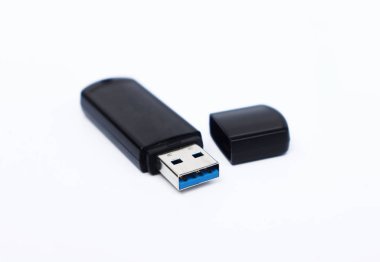 Beyaz Arka Plan üzerinde Siyah Pendrive. Usb Flash Sürücü Anahtarı