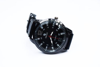 Beyaz arka planda izole edilmiş erkek siyah saat