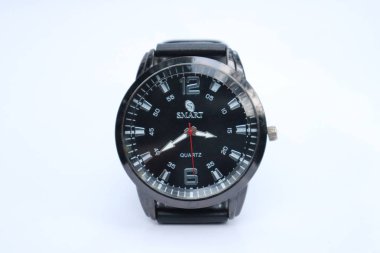 Siyah iş adamı beyaz arka planda izlemek