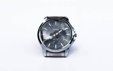 İş adamı beyaz arka planda izliyor. Erkek şık saatler