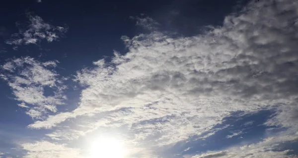 Nubes blancas en el cielo azul. Cielo nublado hermoso natural —  Fotos de Stock