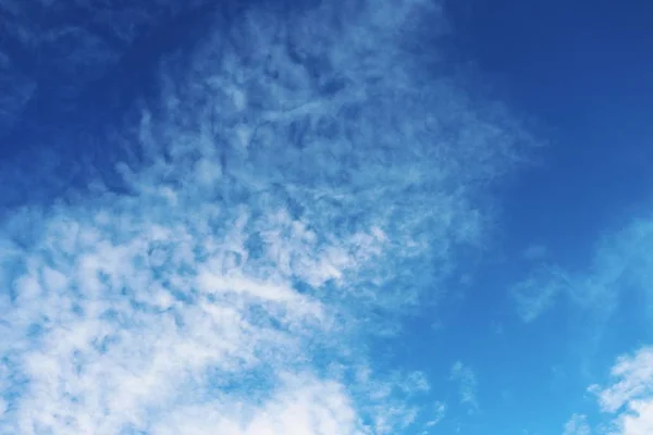 Kék ég háttér felhők. Fehér felhő és kék ég — Stock Fotó