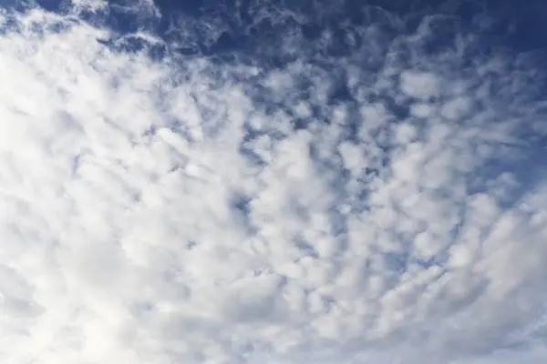 Céu azul com nuvens brancas. Céu bonito natural — Fotografia de Stock