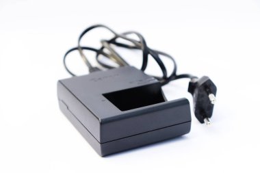 Tel ile Beyaz Arka Planda Kamera Şarj Cihazı