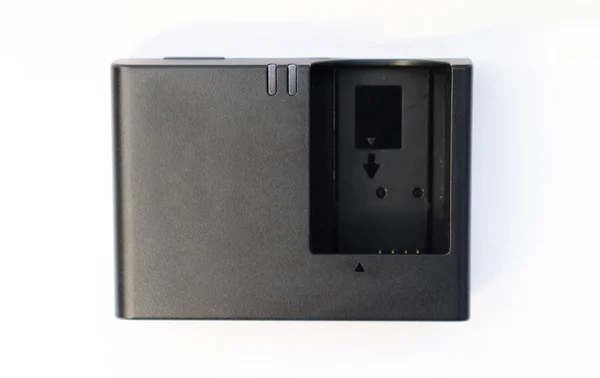 Черная камера зарядное устройство на белом фоне — стоковое фото
