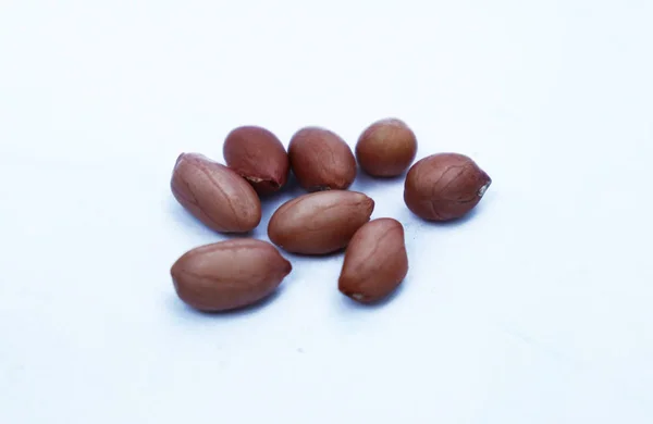 Loupané arašídy izolovaných na bílém pozadí — Stock fotografie