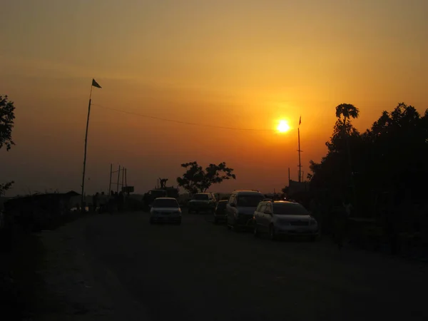 Západ slunce na silnici s autem, na šířku — Stock fotografie