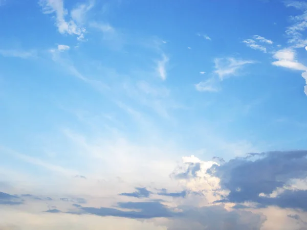 Céu Azul Nublado. Céu com alguma nuvem — Fotografia de Stock