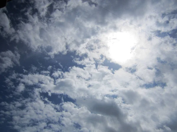 雲と太陽の空 曇り青い空 — ストック写真