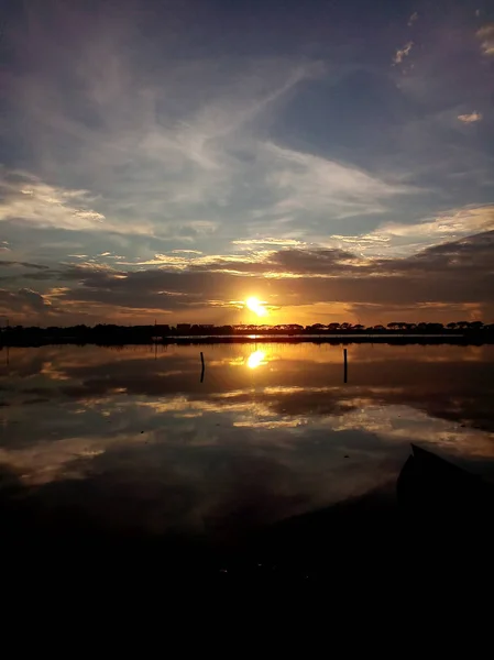 日落在多云的蓝天与水反射，风景 — 图库照片