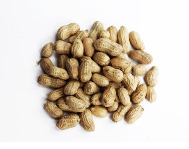 Fıstık beyaz arkaplanda izole edildi