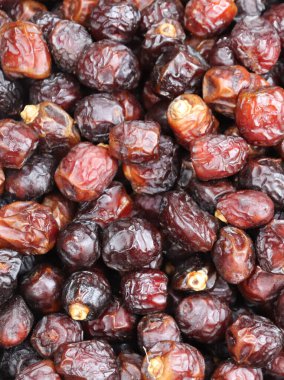 Geçmişi meyvelerle dolu. Bir dükkanda hurma yığını.