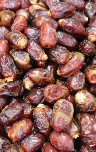 Geçmişi meyvelerle dolu. Bir dükkanda hurma yığını.