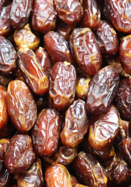 Geçmişi meyvelerle dolu. Bir dükkanda hurma yığını.