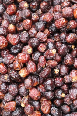 Dükkanda bir yığın hurma meyvesi. Meyve arka planlarını tarihler