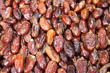 Dükkanda bir yığın hurma meyvesi. Meyve arka planlarını tarihler