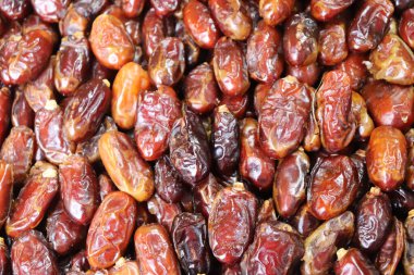 Dükkanda bir yığın hurma meyvesi. Meyve arka planlarını tarihler