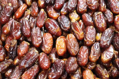 Dükkanda bir yığın hurma meyvesi. Meyve arka planlarını tarihler