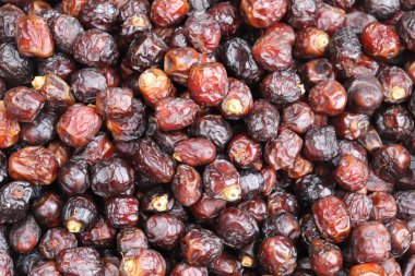 Geçmişi meyvelerle dolu. Bir dükkanda hurma yığını.