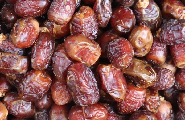 Geçmişi meyvelerle dolu. Bir dükkanda hurma yığını.