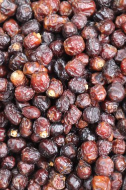 Meyvelerle çıkıyor. Bir dükkanda hurma yığını.