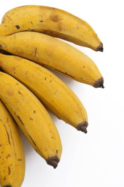 Beyaz arka planda izole edilmiş bir sürü muz