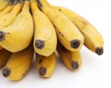 Beyaz arka planda izole edilmiş taze sarı muzlar