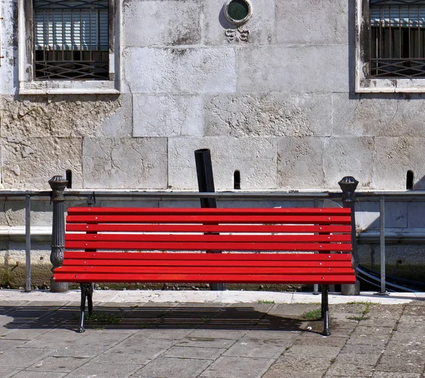 公园里的红色长椅 — 图库照片