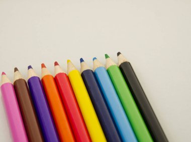 Beyaz arkaplanda renkli kalemler