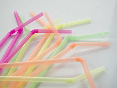 Beyaz arka plan üzerinde renkli içme payet