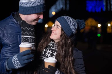 kış tatili, sıcak içecekler ve insanlar kavramı - kahve Noel ile mutlu genç çift akşam Pazar.