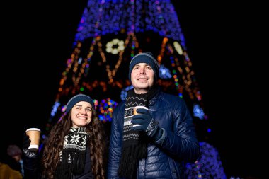 kış tatili, sıcak içecekler ve insanlar kavramı - kahve Noel ile mutlu genç çift akşam Pazar.