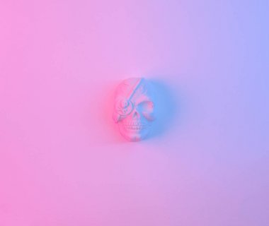 Neon ışıkları ile Korsan kafatası.