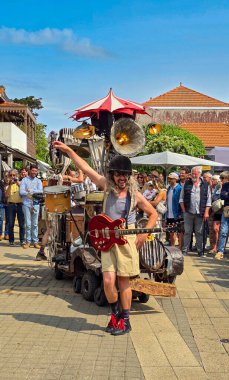 Belle Epoque Soulac 1900 festivalinde müzisyenler La Locomobile avec Bonallure ve Trottinant 'ın komik performansı. 7 Haziran 2025. Soulac-sur-Mer, Fransa.