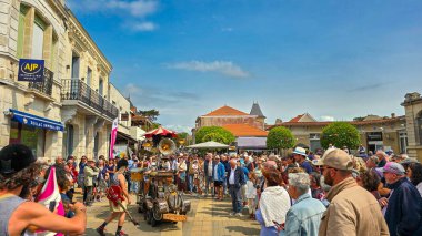 1900 yılındaki Belle Epoque Soulac festivalinde müzisyenler La Locomobile avec Bonallure ve Trottinant 'ın sokak performansı. 7 Haziran 2025. Soulac-sur-Mer, Fransa.