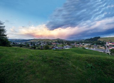 Karpatlar 'ın manzarası - burası gün batımından sonra Karpatlar' ın dağlarında güzel bir ülkedir. Karpatlar Ukrayna 'da bulunurlar. Karpatlar 'da, güzel doğa.