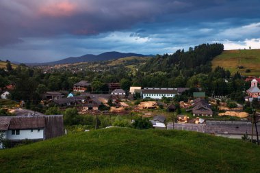 Karpatlar 'ın manzarası - burası gün batımından sonra Karpatlar' ın dağlarında güzel bir ülkedir. Karpatlar Ukrayna 'da bulunurlar. Karpatlar 'da, güzel doğa.
