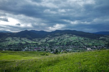 Karpatlar 'ın manzarası - burası gün batımından sonra Karpatlar' ın dağlarında güzel bir ülkedir. Karpatlar Ukrayna 'da bulunurlar. Karpatlar 'da, güzel doğa.