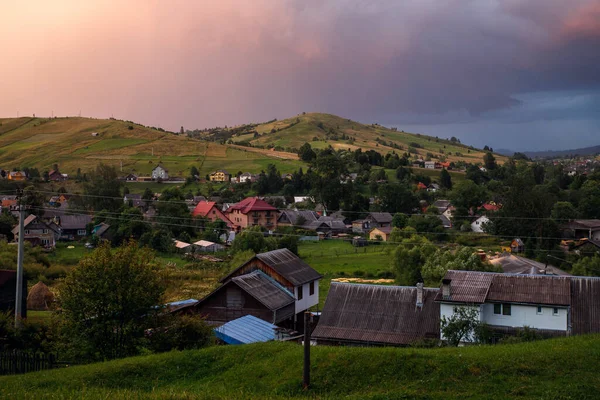 Views of the Carpathians - this is a beautiful country in the mountains of the Carpathians after sunset. Carpathians are located in Ukraine. In the Carpathians, beautiful nature. — Stock Photo, Image