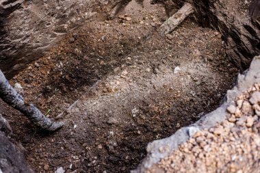 Yerdeki gaz borusu. Eve giriyoruz..