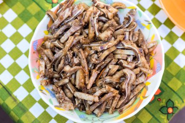 Domuz kulaklarından yapılmış pişmiş bir yemek. Hassasiyet. Tabak masamızda..