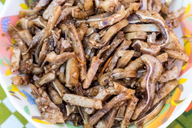 Domuz kulaklarından yapılmış pişmiş bir yemek. Hassasiyet. Tabak masamızda..