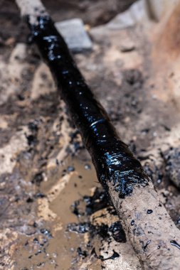Reçineli gaz borusu. Reçineyle işlenmiş boru..