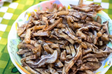 Domuz kulaklarından yapılmış pişmiş bir yemek. Hassasiyet. Tabak masamızda..