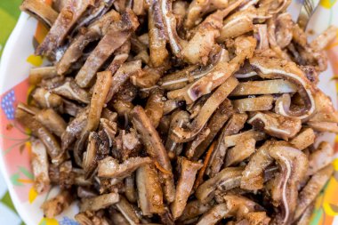 Domuz kulaklarından yapılmış pişmiş bir yemek. Hassasiyet. Tabak masamızda..