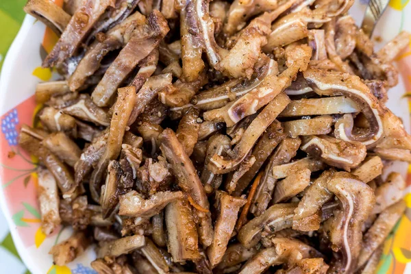 Domuz kulaklarından yapılmış pişmiş bir yemek. Hassasiyet. Tabak masamızda..